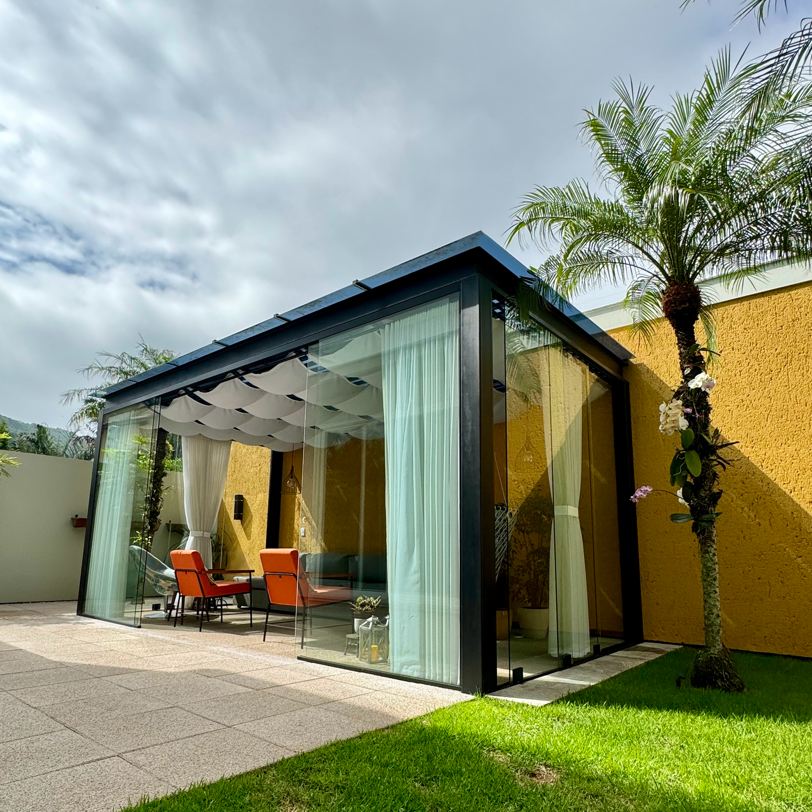 Pergolado metálico com vidro