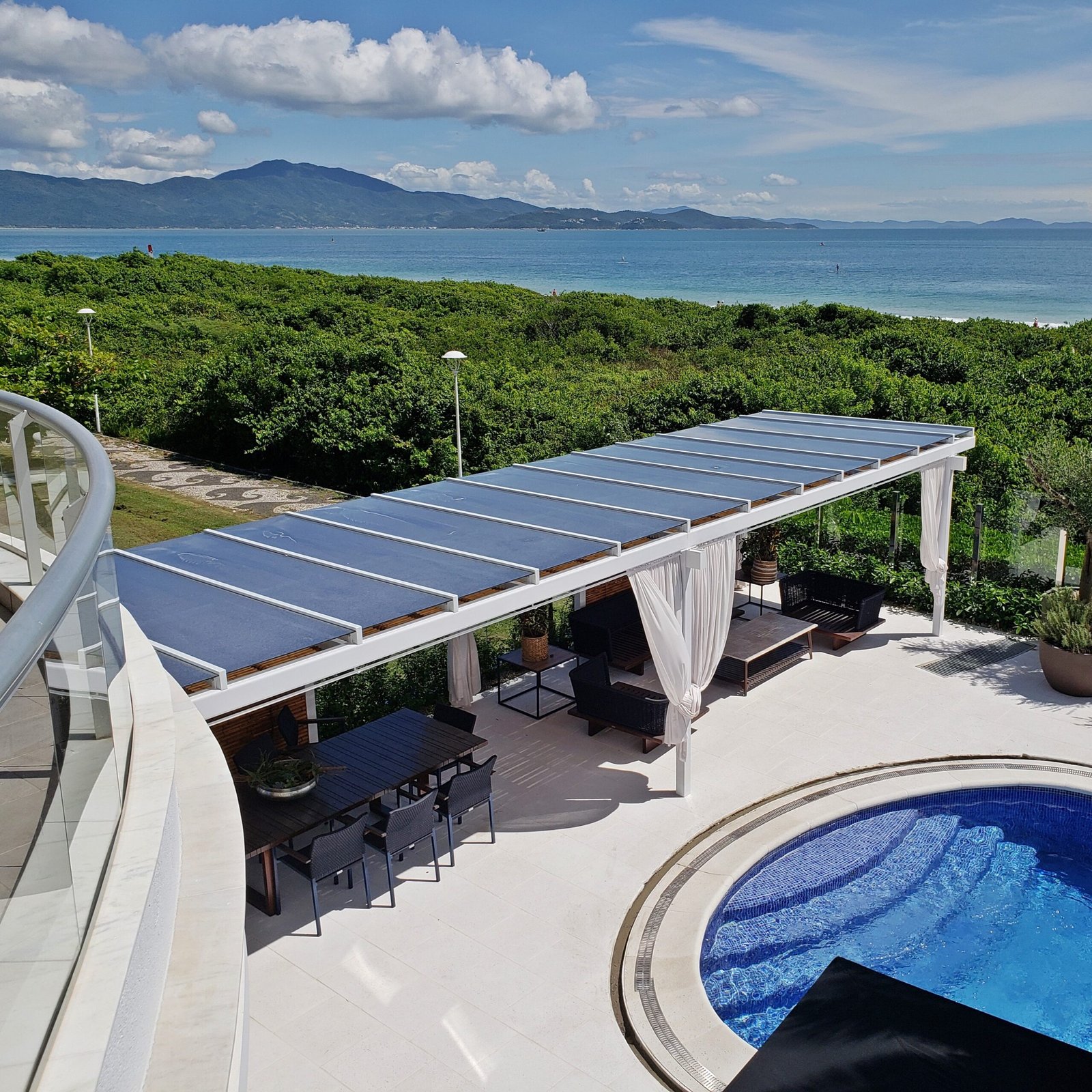 Pergolado metálico área da piscina