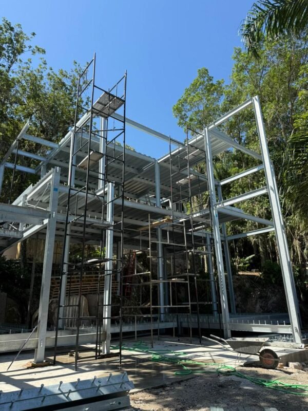 Residência na Praia da Daniela – obra MetalPriss