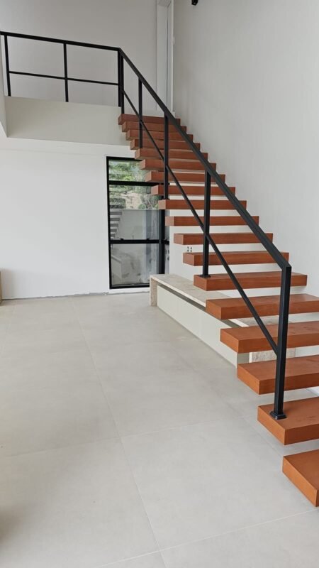 Escada Metálica com Degraus Flutuantes – obra MetalPriss