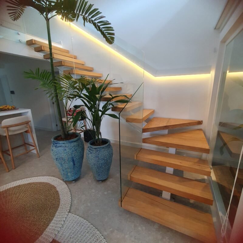 Escada Metálica com Degraus Flutuantes – obra MetalPriss