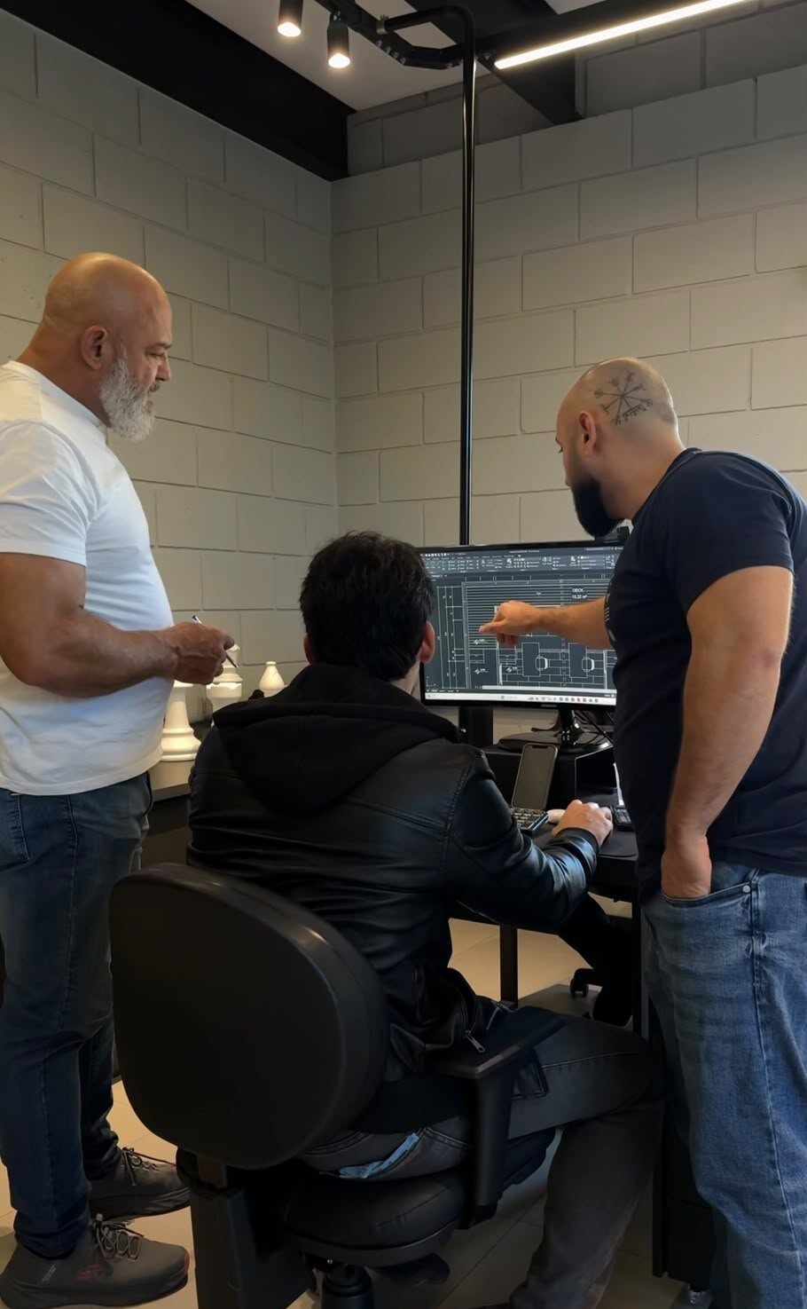 Equipe de engenharia da MetalPriss analisando o projeto de uma estrutura metálica