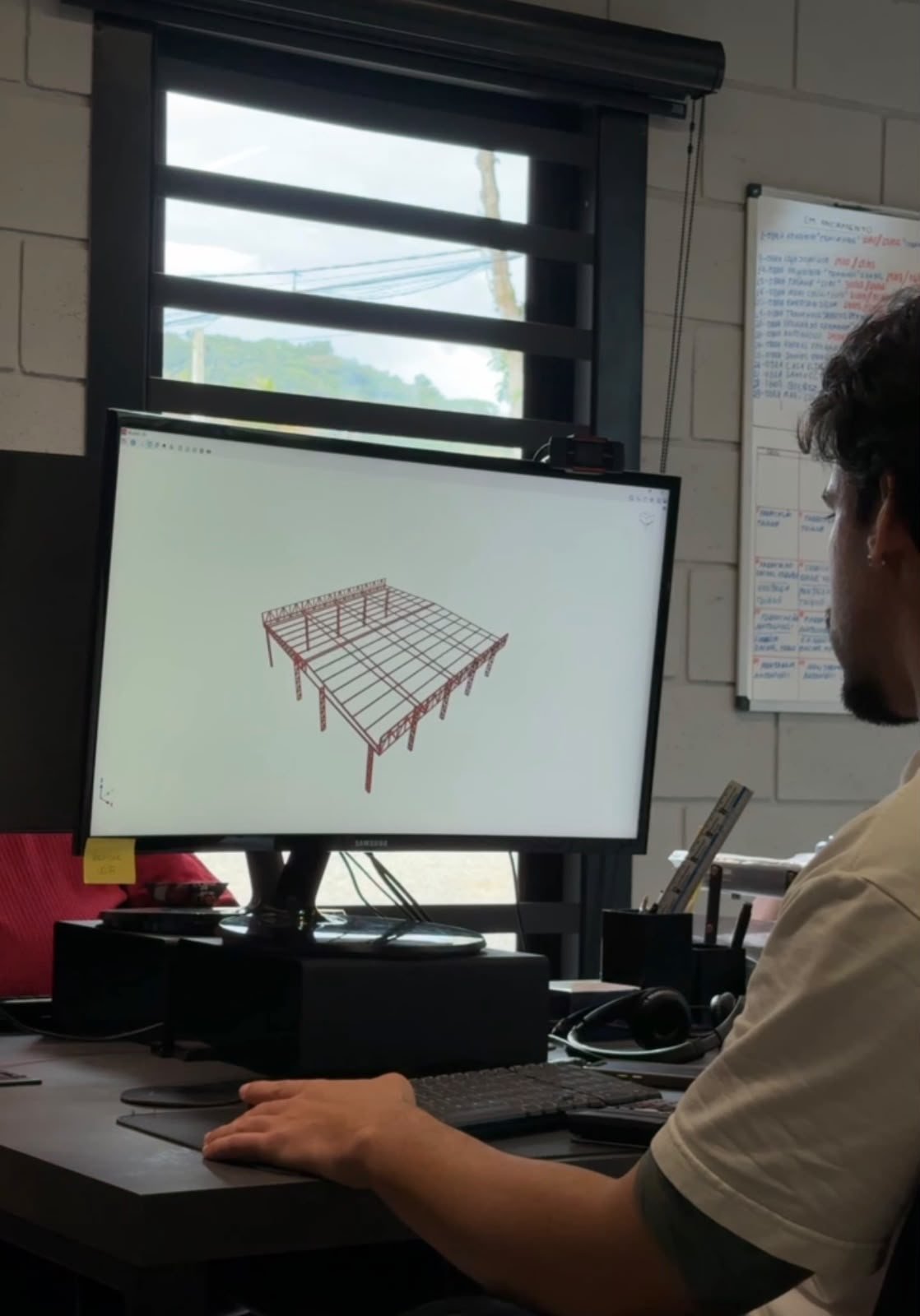 Engenheiro da MetalPriss modelando em 3D a estrutura metálica de um galpão