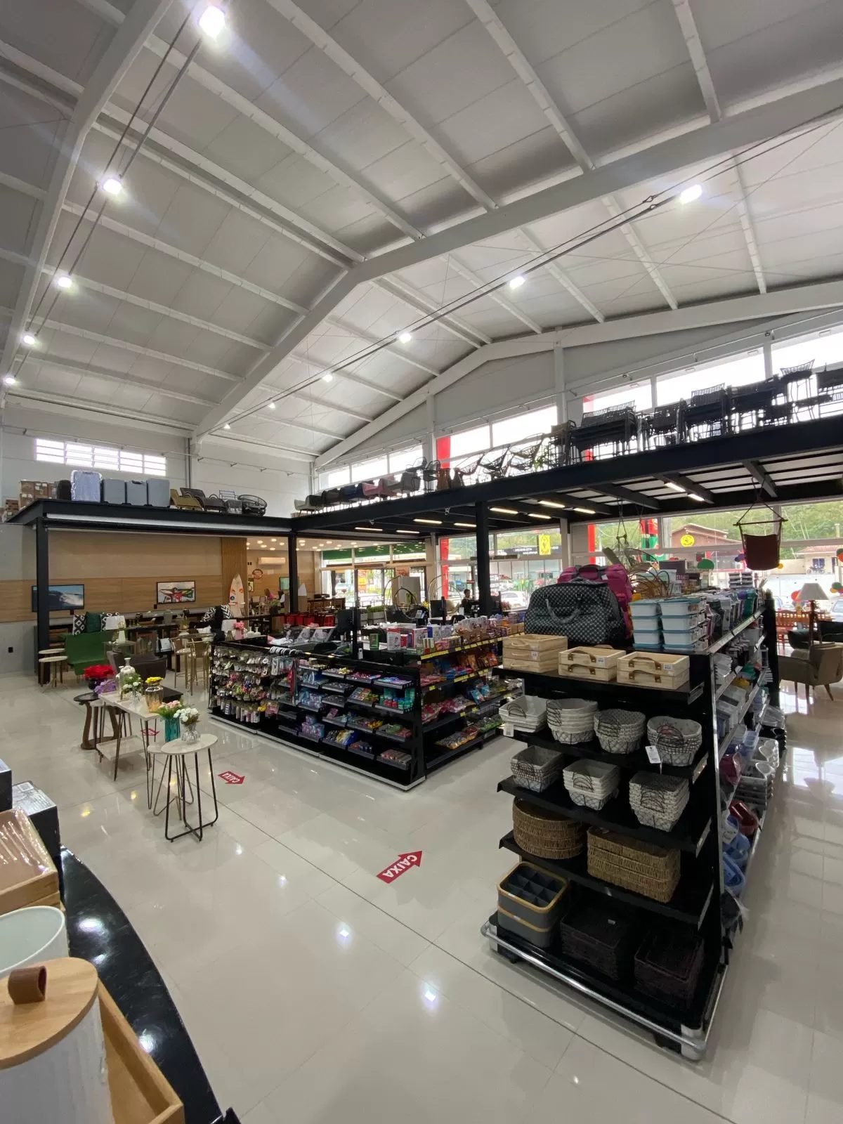 Mezanino metálico em loja comercial