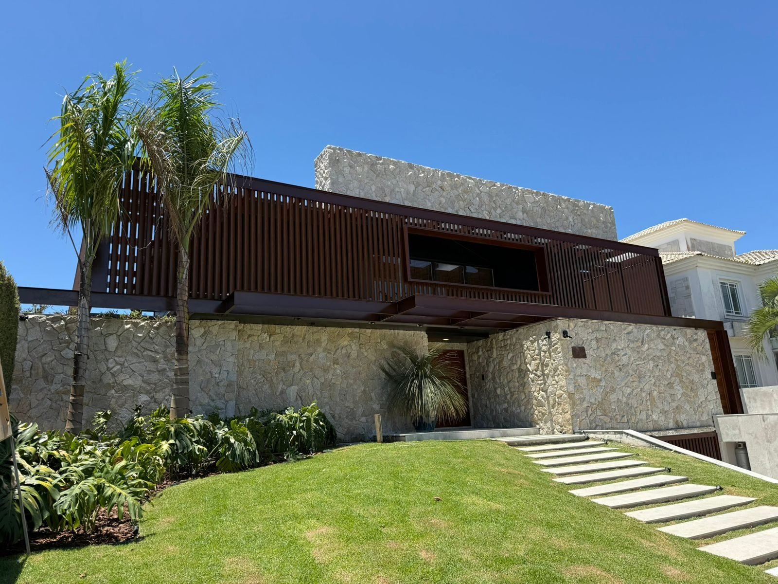 Fachada de residência com estrutura metálica e brises, em Florianópolis